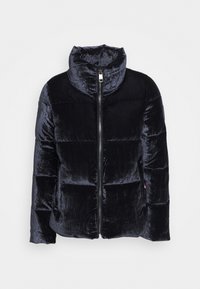 Giacca imbottita in velluto nero con collo alto, chiusura con zip e motivo trapuntato. Texture liscia con una finitura lucida.