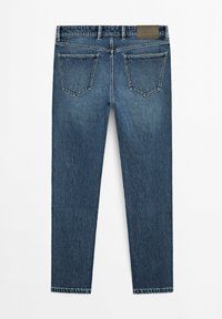 Blå denimjeans med rak bendesign, fem fickor, synlig sömnad och en läderlapp vid midjan. Bakvy visas.