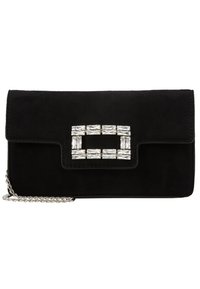 Clutch de ante negro con hebilla rectangular de rhinestones en la solapa y correa de cadena plateada sobre fondo blanco.