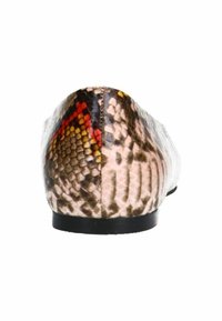 Flache Schuhe mit einem pinken und braunen Schlangenmuster, strukturiertem Finish und Akzenten in Rot und Gelb an der Ferse. Schwarze Sohle.