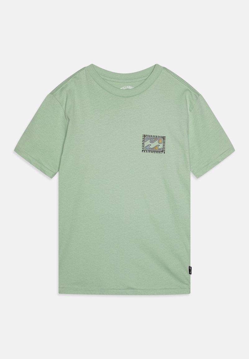 Mintgrünes Baumwoll-T-Shirt mit Rundhalsausschnitt und kurzen Ärmeln. Mit einer Taschengrafik, die ein Wellen- und Sonnendesign zeigt.