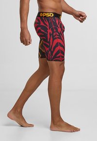 Boxeri PSD pentru bărbați, cu un model vibrant de dungi zebra roșii și negre, cu un brâu solid negru și un design fără cusături.