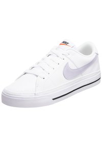 Valkoiset tennarit, joissa on teksturoitu nahkapäällinen, jossa on vaaleanlila Nike-logomerkki, musta ja valkoinen kumipohja sekä valkoiset nauhat.