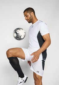 Under Armour CHALLENGER PRO SS - Sportiniai marškinėliai trumpomis rankovėmis - white/black