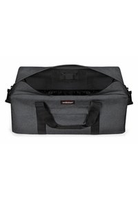 Bolso de viaje gris con forma rectangular, material textil, doble asa y cierre de cremallera. El interior está forrado con tela negra.