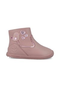 Botas biomecánicas rosas con un exterior de cuero suave, diseño ondulado y acentos bordados de un pájaro y corazones. Punta redonda y suela flexible.