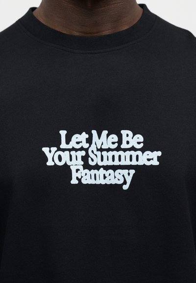 Čierne bavlnené tričko s bielym nápisom "Nechaj ma byť tvojím letným snom." Dizajn s okrúhlym výstrihom a hladkou textúrou.