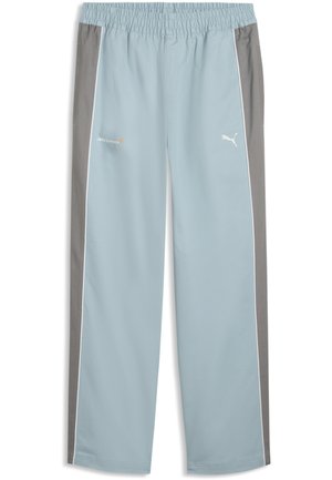 Lyseblå træningsbukser med grå sidepaneler, hvid piping, McLaren-logo på venstre lår, Puma-logo på højre lår og elastisk taljebånd.