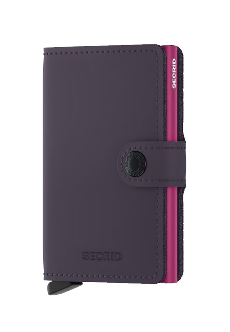 Portafoglio in pelle viola con chiusura a scatto, caratterizzato da inserti rosa sui lati. Include un logo impresso e una finitura testurizzata. Design compatto.