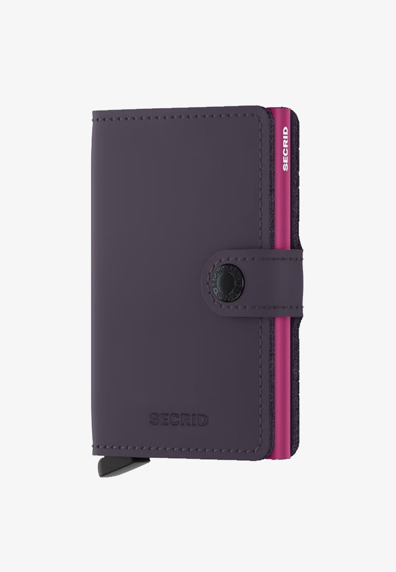 Portafoglio in pelle viola con chiusura a scatto, caratterizzato da inserti rosa sui lati. Include un logo impresso e una finitura testurizzata. Design compatto.