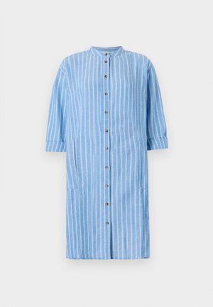 Robe chemise en coton bleu clair avec des rayures verticales blanches, col arrondi, manches trois quarts et fermeture à boutons sur le devant ; comprend des poches latérales.