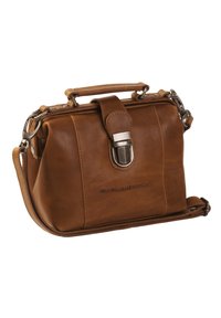 Bruine leren tas met een gestructureerd ontwerp, voorzien van een bovenhandvat en een afneembare schouderriem. Metaal klapsluiting en logo aan de zijkant gedrukt.