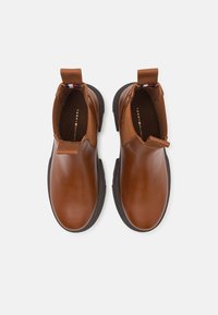 Tommy Hilfiger COMBAT LOW CHELSEA - Platform ankle boots - cognac brown