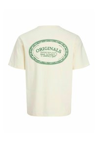 Crème-kleurige t-shirt met korte mouwen, met een grote groene grafiek op de achterkant met de tekst "ORIGINALS STUDIO Creative Dept." in een cirkelontwerp.