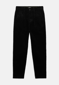 Zwarte corduroy broek met rechte pijpen, zijzakken, knoop- en ritssluiting, en riemlussen, plat gelegd op een witte achtergrond.