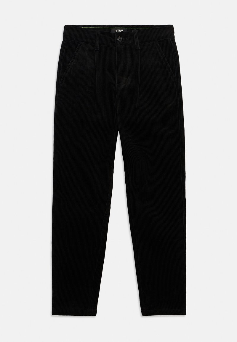 Zwarte corduroy broek met rechte pijpen, zijzakken, knoop- en ritssluiting, en riemlussen, plat gelegd op een witte achtergrond.