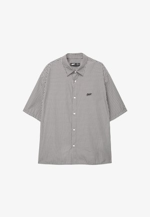 Košulja kratkih rukava s gumbima u crno-bijelom kariranom uzorku. Sadrži ovratnik na preklapanje i logo na lijevoj strani prsnog dijela.