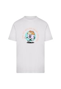 Hvid bomuld t-shirt med et farverigt tegneserieis-islæde og teksten "SLAP AF MED VORES CREMEDE KREATIONER" i pastelfarver.