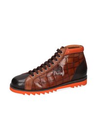Zapatilla alta de cuero marrón con un patrón texturizado de cocodrilo, puntera negra en contraste y suela de goma naranja con bordes dentados.