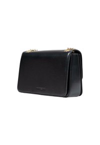 Borsa a mano rettangolare in pelle nera con chiusura a patta e tracolla in catena dorata, mostrata inclinata su sfondo bianco.