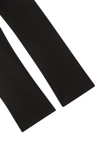 Pantaloni neri su misura con una vestibilità dritta, realizzati in un tessuto liscio. Presentano cuciture ben rifinite e un orlo pulito.