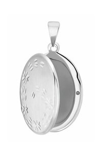 Silver locket med blommotiv ingraverat på framsidan. Oval form, polerad yta, med gångjärnsöppning och en slät insida.