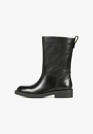 Czarny skórzany botek za kostkę o gładkiej fakturze, zaokrąglonym nosku i niskim słupkowym obcasie. Posiada boczną pętelkę ułatwiającą zakładanie.