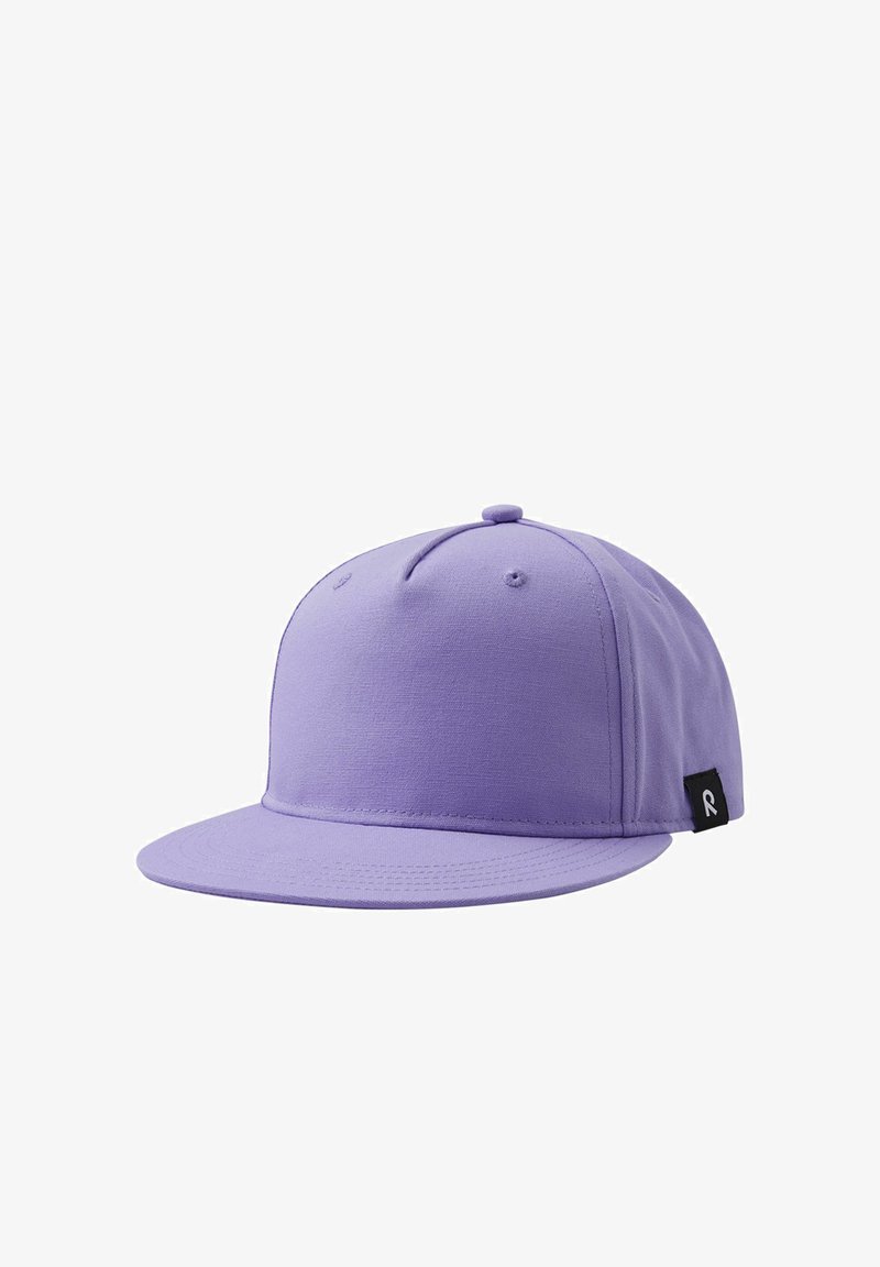 Lila Baseballkappe aus glattem Stoff, mit flachem Schirm, sechsteiligem Design und kleinem schwarzem Etikett an der Seite.