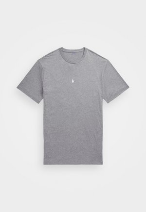 Grå T-shirt med korte ærmer og rund hals med lille hvidt broderet logo centreret på brystet, lagt fladt på en hvid baggrund.