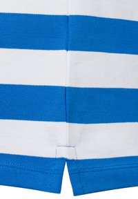 Gestreifter Stoff mit abwechselnd blauen und weißen horizontalen Linien, der eine strukturierte Oberfläche aufweist und einen kleinen Schlitz am Saum hat.