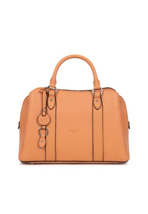 Borsa a tracolla di pelle color cuoio con manici arrotondati, accessori in argento e un charm decorativo. Presenta cuciture verticali e un design minimalista.