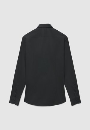 Camicia nera a maniche lunghe con colletto appuntito, tessuto liscio e polsini con bottoni. Presenta una schiena dritta con pieghe sottili.