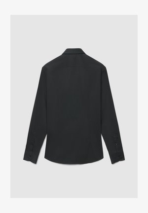 Camicia nera a maniche lunghe con colletto appuntito, tessuto liscio e polsini con bottoni. Presenta una schiena dritta con pieghe sottili.