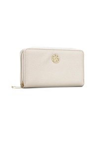 Portafoglio in pelle beige con superficie testurizzata, accento logo dorato e chiusura zip, caratterizzato da una forma rettangolare e un design compatto.