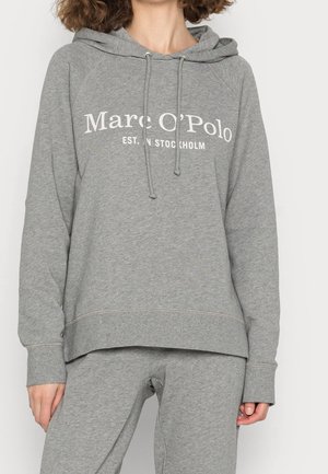 Sudadera gris hecha de material suave, con capucha ajustable, puños acanalados y un logo blanco impreso en el pecho.