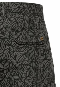 Zwarte en grijze shorts met een bladrand, gemaakt van gladde stof, met een achterzak en een subtiele merklogo-accent.