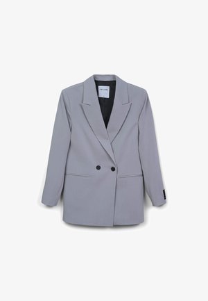 Blazer gris à double boutonnage en tissu lisse, avec un col cranté, deux poches avant et des accents de boutons noirs.