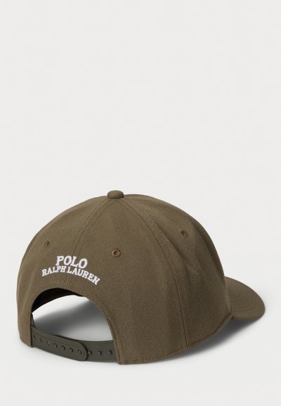 Șapcă de baseball verde măsliniu cu o coroană rotundă, curea ajustabilă și text alb brodat "POLO RALPH LAUREN" pe spate.