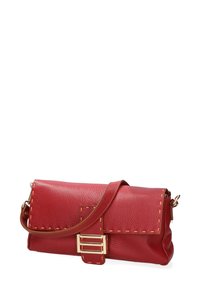 Sac à main en cuir rouge avec une finition texturée, forme plate, rabat, quincaillerie dorée et détails de surpiqûres contrastantes. Bandoulière incluse.