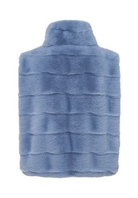 Hellblauer Kunstpelzschal mit hohem Kragen, ausgestattet mit einem strukturierten Design aus horizontalen Streifen und einer weichen, glatten Oberfläche. Keine sichtbaren Beschläge.