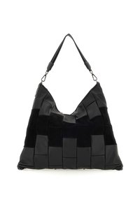 Borsa a mano in pelle nera con un design intrecciato che presenta diverse texture, tra cui sezioni lisce e in camoscio, e una sola tracolla regolabile.