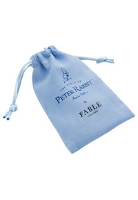 Ljusblå bomullspåse med snörning, prydd med Peter Rabbit-logotypen och Fable-märket, med en slät yta och dekorativa kvastar.