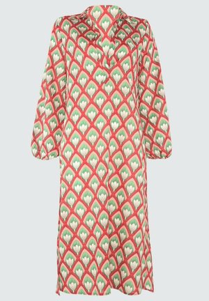 Dlouhé šaty vyrobené z lehké tkaniny s červeným, zeleným a bílým květinovým diamantovým vzorem; mají límeček a balónové rukávy.