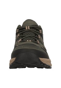 Zapatilla de senderismo de malla verde con acentos negros, superficie texturizada, punta reforzada y suela con patrón para tracción. Cierre de cordones ajustable.
