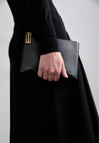 POCHETTE - Pisemska torbica - black