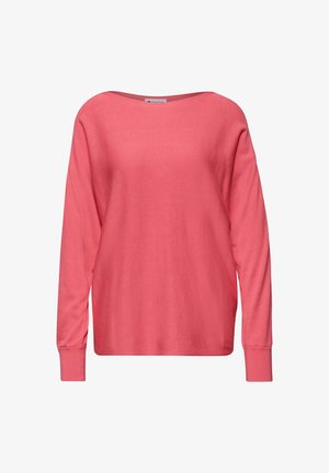 Pull long corail rose avec encolure bateau et poignets côtelés, présenté sur un fond blanc uni.