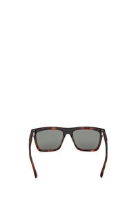 Lunettes de soleil en écaille sombre avec une monture carrée, verres gris et accents argentés sur les branches. Texture lisse et design moderne.