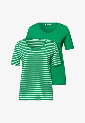 Dos camisetas verdes de mujer de manga corta, una verde lisa y otra verde y blanca con rayas horizontales, ambas con cuello redondo.