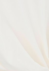 Tissu couleur crème à la texture lisse, affichant des drapés subtils et des plis naturels, créant une apparence douce et fluide.