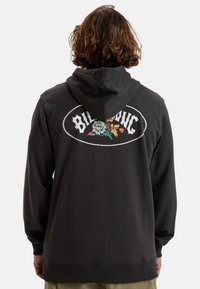 Felpa nera da uomo in cotone con cappuccio, caratterizzata da una grafica floreale sul retro all'interno di un ovale. Polsini e orlo a costine, texture morbida.